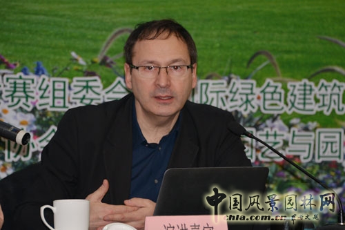 世界風(fēng)景園林大師、國際綠色建筑與住宅景觀(guān)協(xié)會(huì )副主席亨利·巴瓦