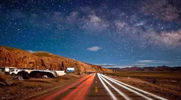 風(fēng)景如畫(huà)的道路景觀(guān)