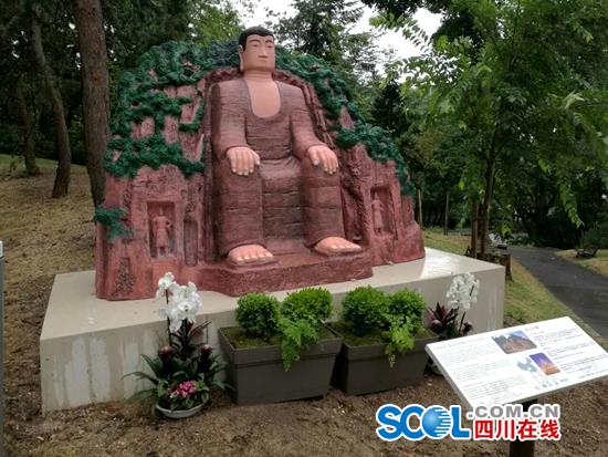 “樂(lè )山大佛”落地法國 遙望埃菲爾鐵塔