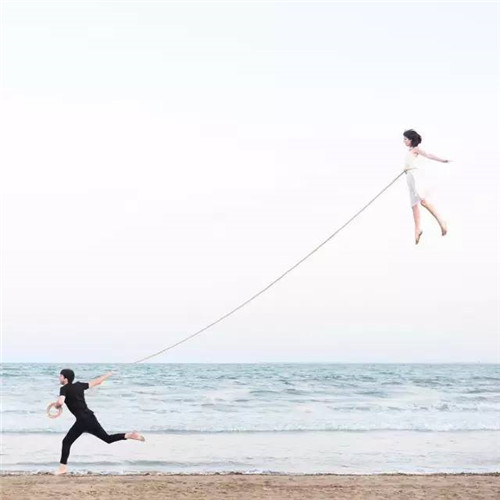 西班牙小情侶把全球景點(diǎn)玩出小情調