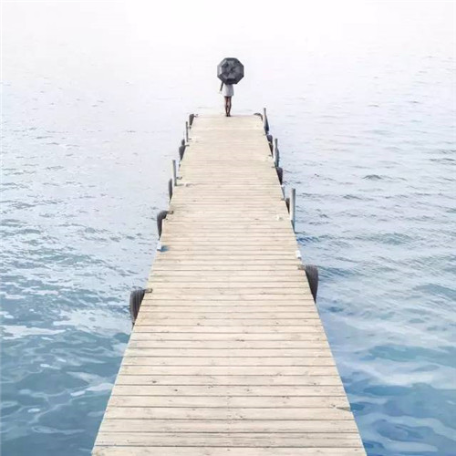 西班牙小情侶把全球景點(diǎn)玩出小情調