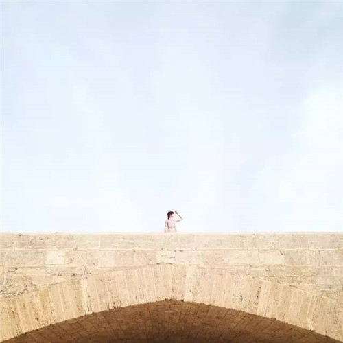 西班牙小情侶把全球景點(diǎn)玩出小情調
