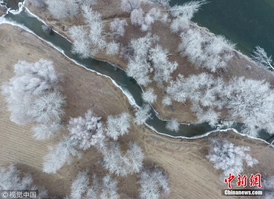 新疆額爾齊斯河現霧凇景觀(guān)宛如仙境