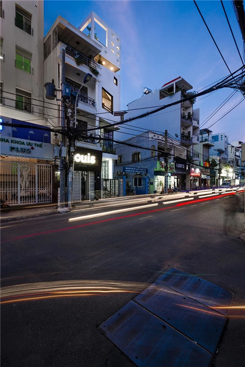 越南胡志明市一座與城市對話(huà)的綜合居住建筑
