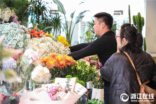 備戰“三八婦女節” 杭州花卉市場(chǎng)香正濃
